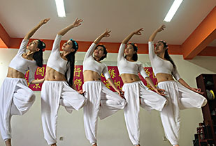 练穿什么衣服好？